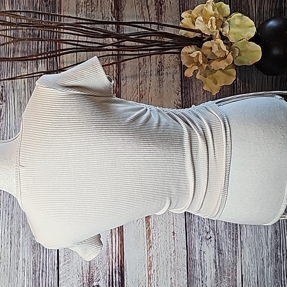 BETTER BE TAN SHORT SLEEVE RIBBED CINCHED CROP TOP - Picture 4 of 10